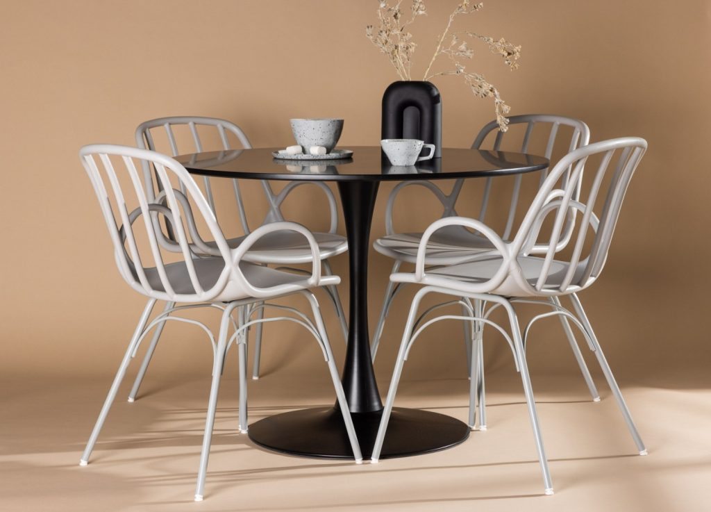 Ensemble table à manger ronde Glade avec 4 chaises Dyrön dans une salle à manger