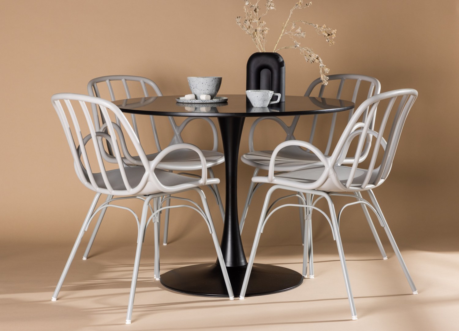 Ensemble table à manger ronde Glade avec 4 chaises Dyrön dans une salle à manger