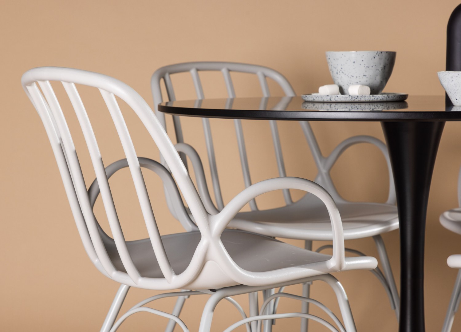 Table ronde Glade et 4 chaises Dyrön présentées dans un intérieur contemporain