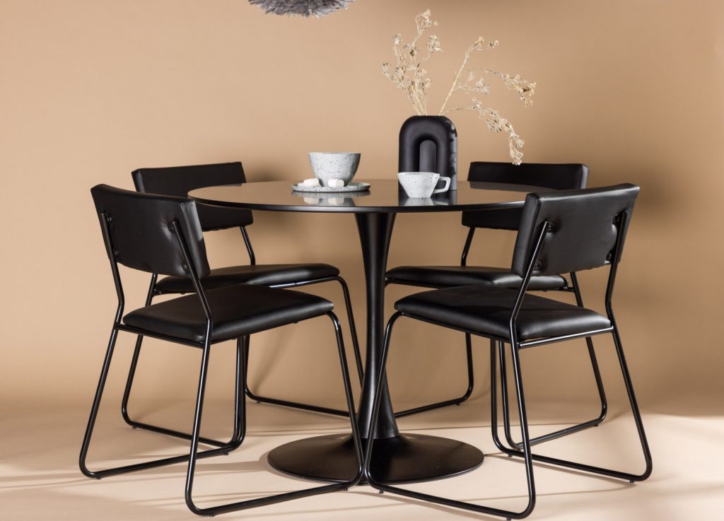 Ensemble table à manger ronde Glade avec 4 chaises Kenth dans une salle à manger
