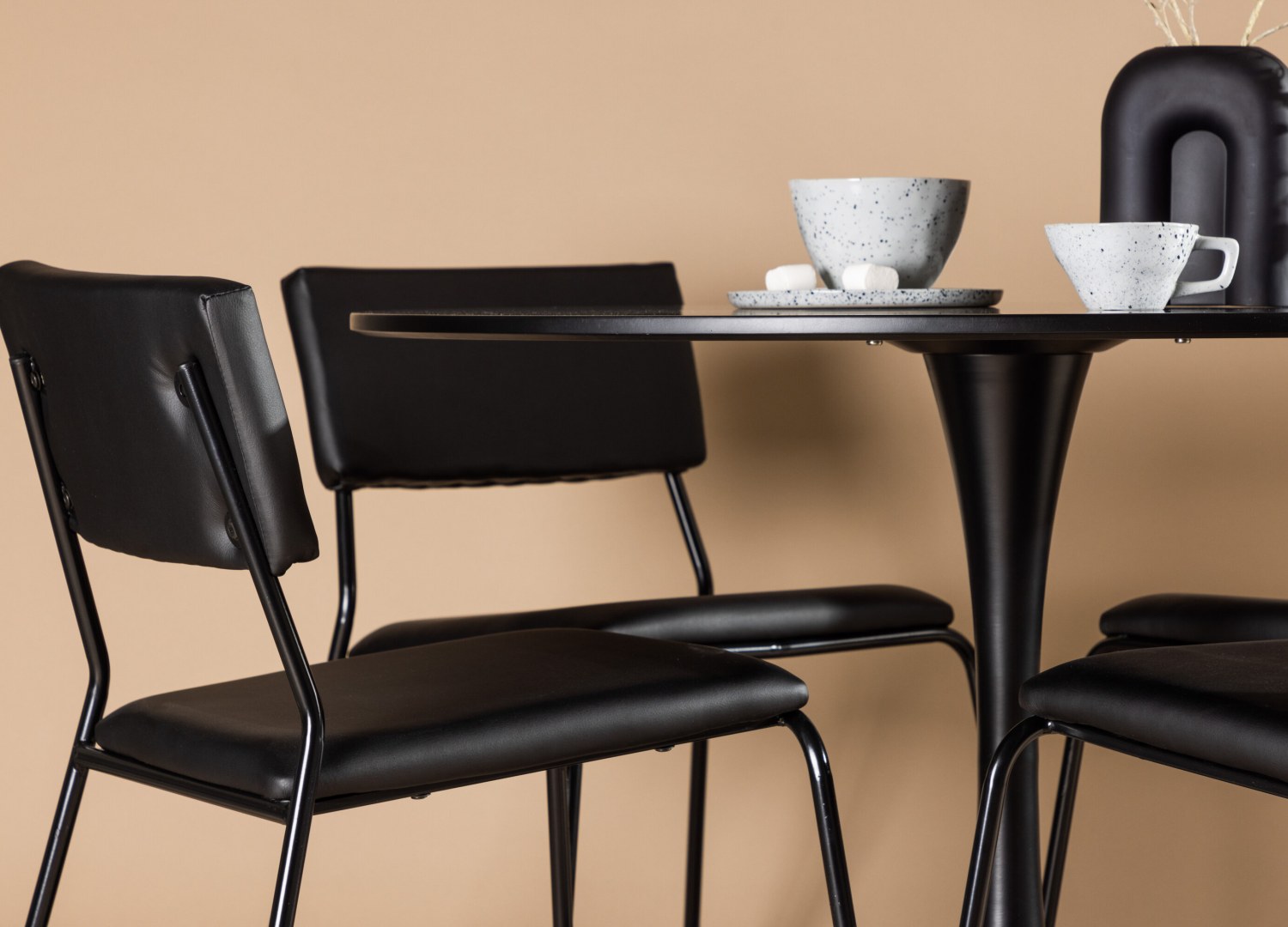 Table ronde Glade et 4 chaises Kenth présentées dans un intérieur contemporain