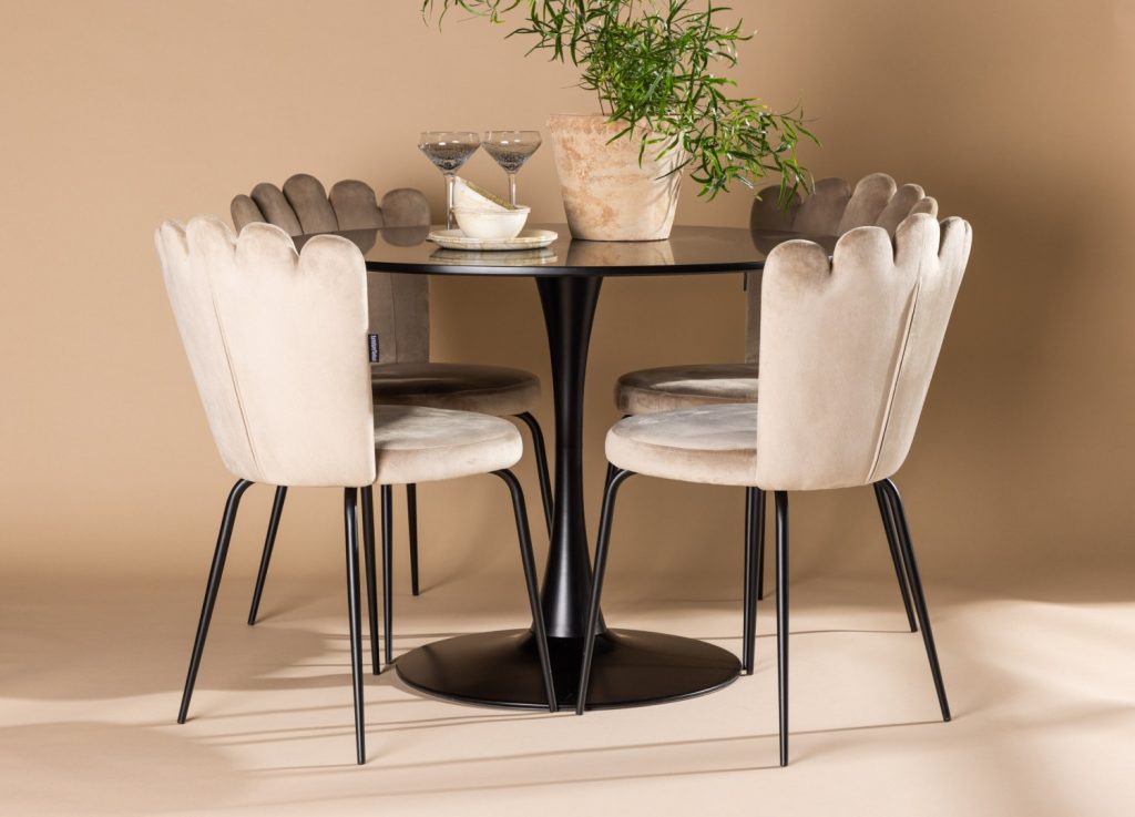 Ensemble table à manger ronde Glade avec 4 chaises Limhamn dans une salle à manger