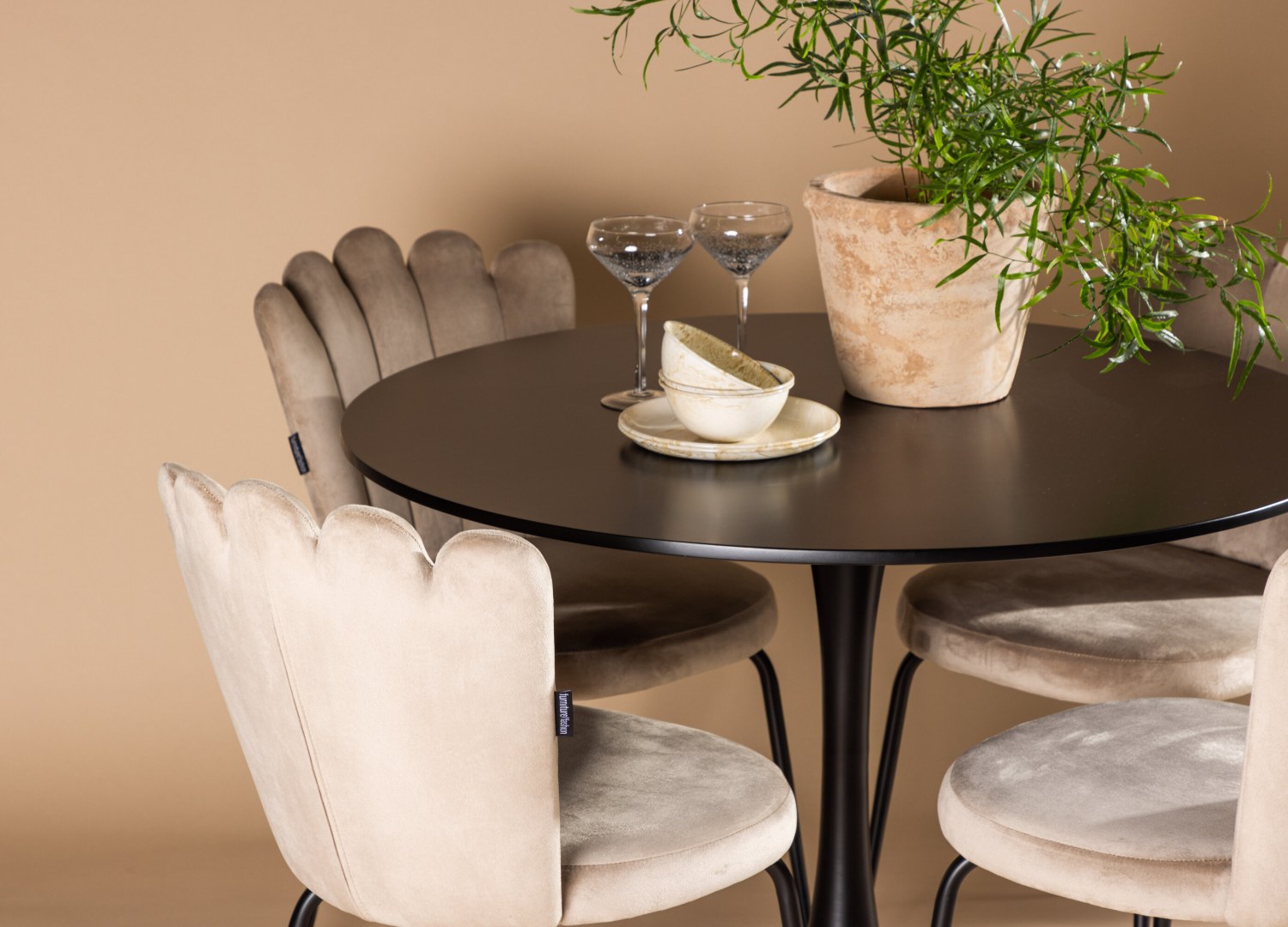 Table ronde Glade et 4 chaises Limhamn présentées dans un intérieur contemporain