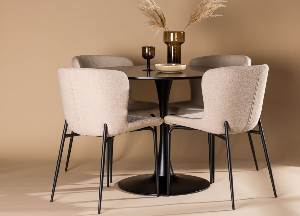 Ensemble table à manger ronde Glade avec 4 chaises Modesto dans une salle à manger