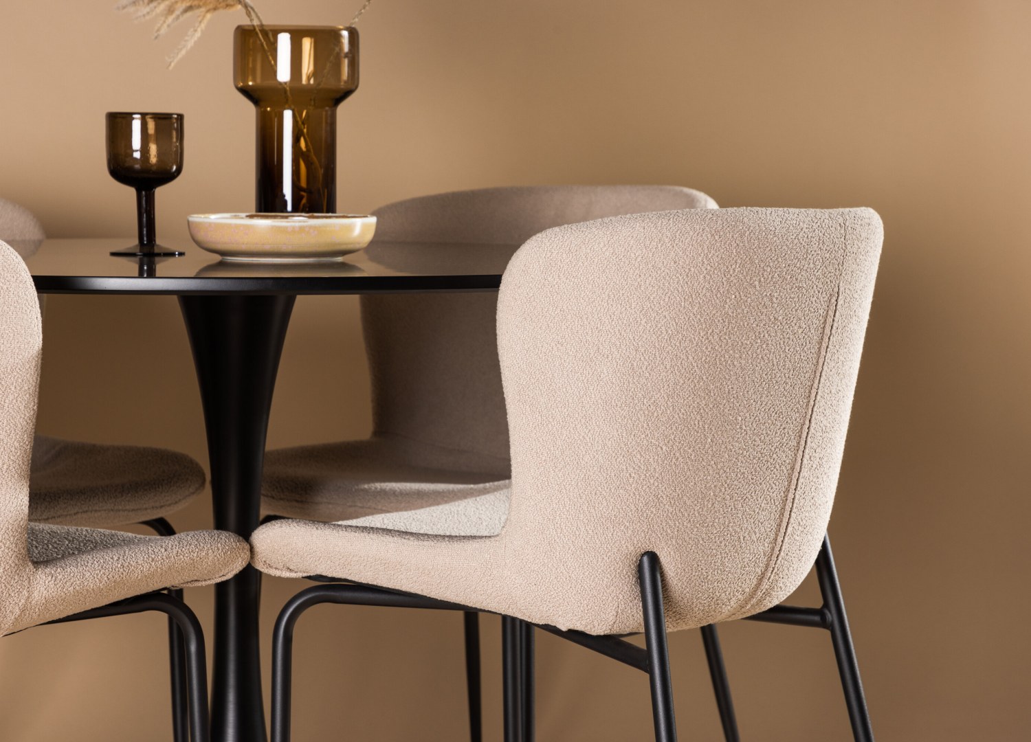 Table ronde Glade et 4 chaises Modesto présentées dans un intérieur contemporain
