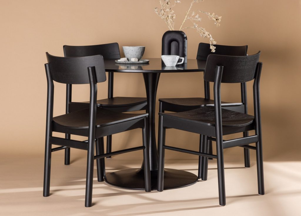 Ensemble table à manger ronde Glade avec 4 chaises Montros dans une salle à manger