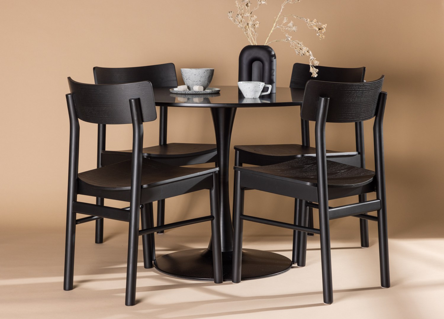 Ensemble table à manger ronde Glade avec 4 chaises Montros dans une salle à manger