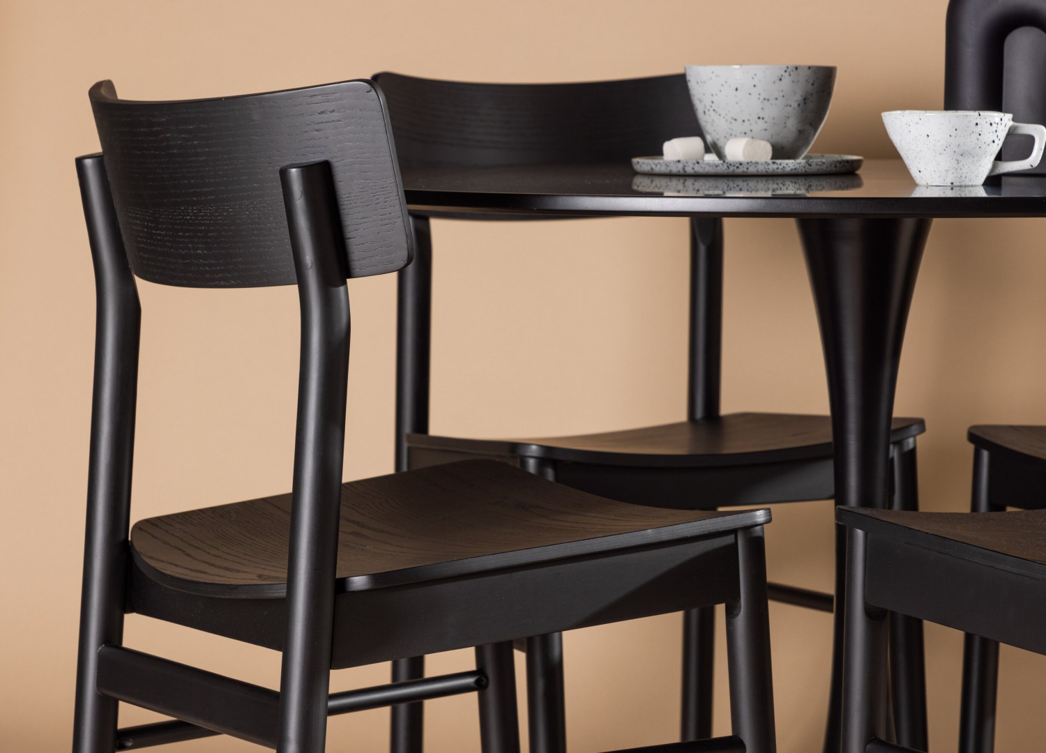 Table ronde Glade et 4 chaises Montros présentées dans un intérieur contemporain