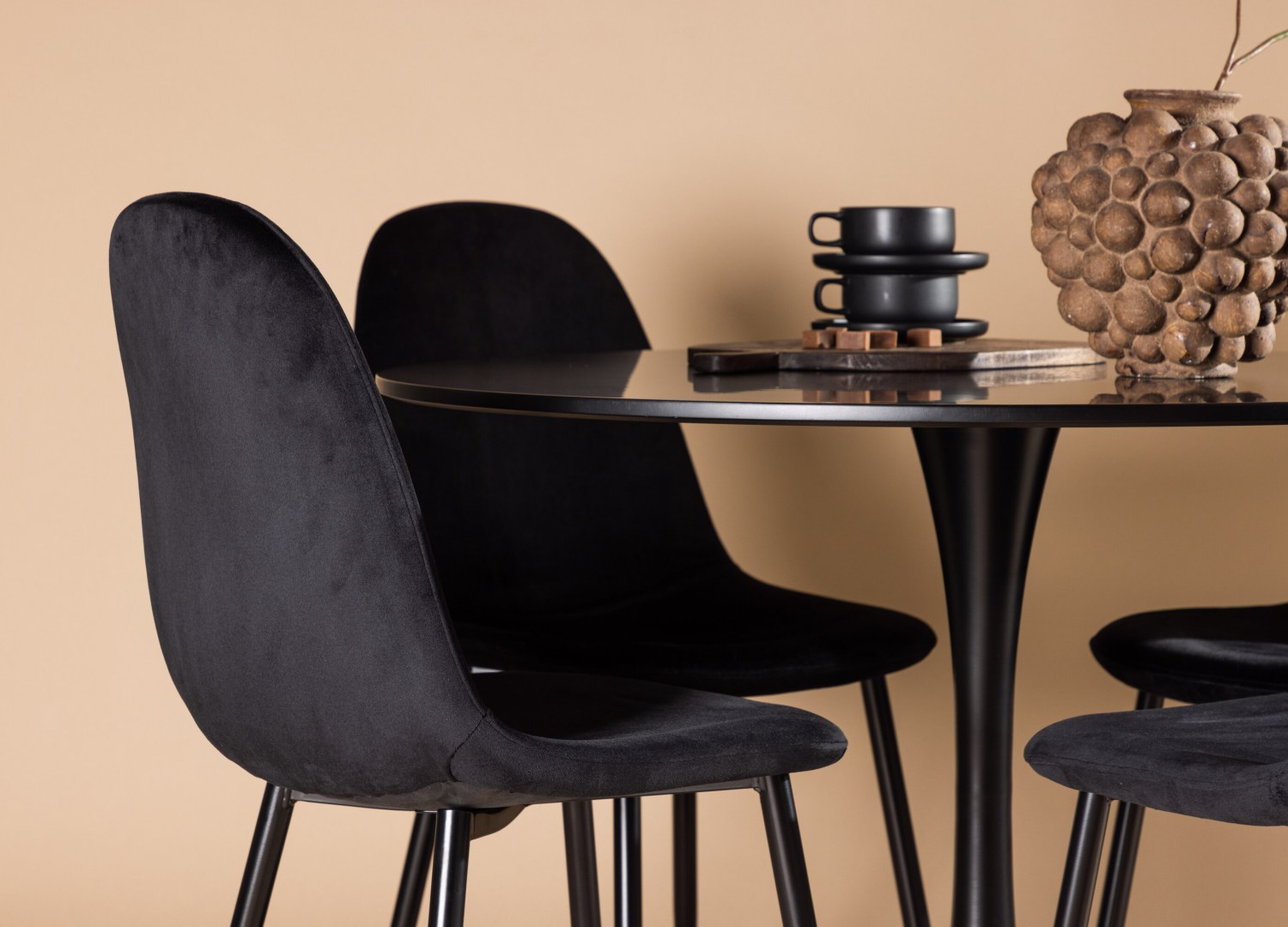 Table ronde Glade et 4 chaises Polar présentées dans un intérieur contemporain