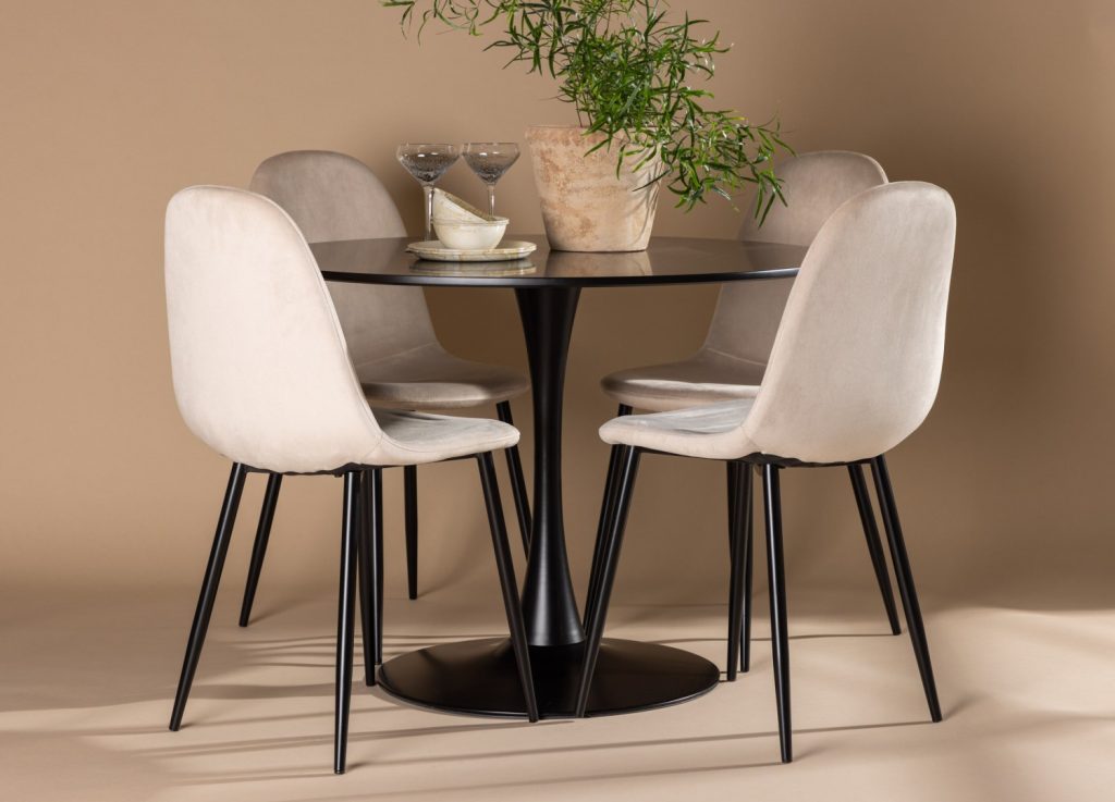Ensemble table à manger ronde Glade avec 4 chaises Polar dans une salle à manger
