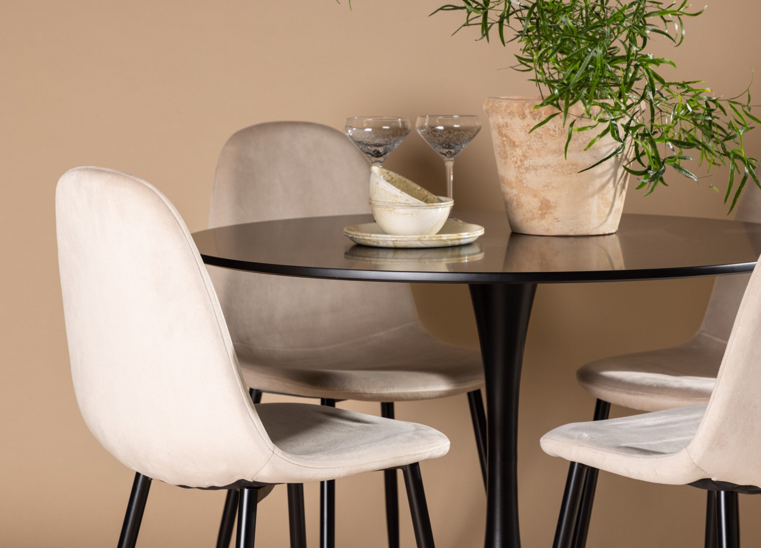 Table ronde Glade et 4 chaises Polar présentées dans un intérieur contemporain