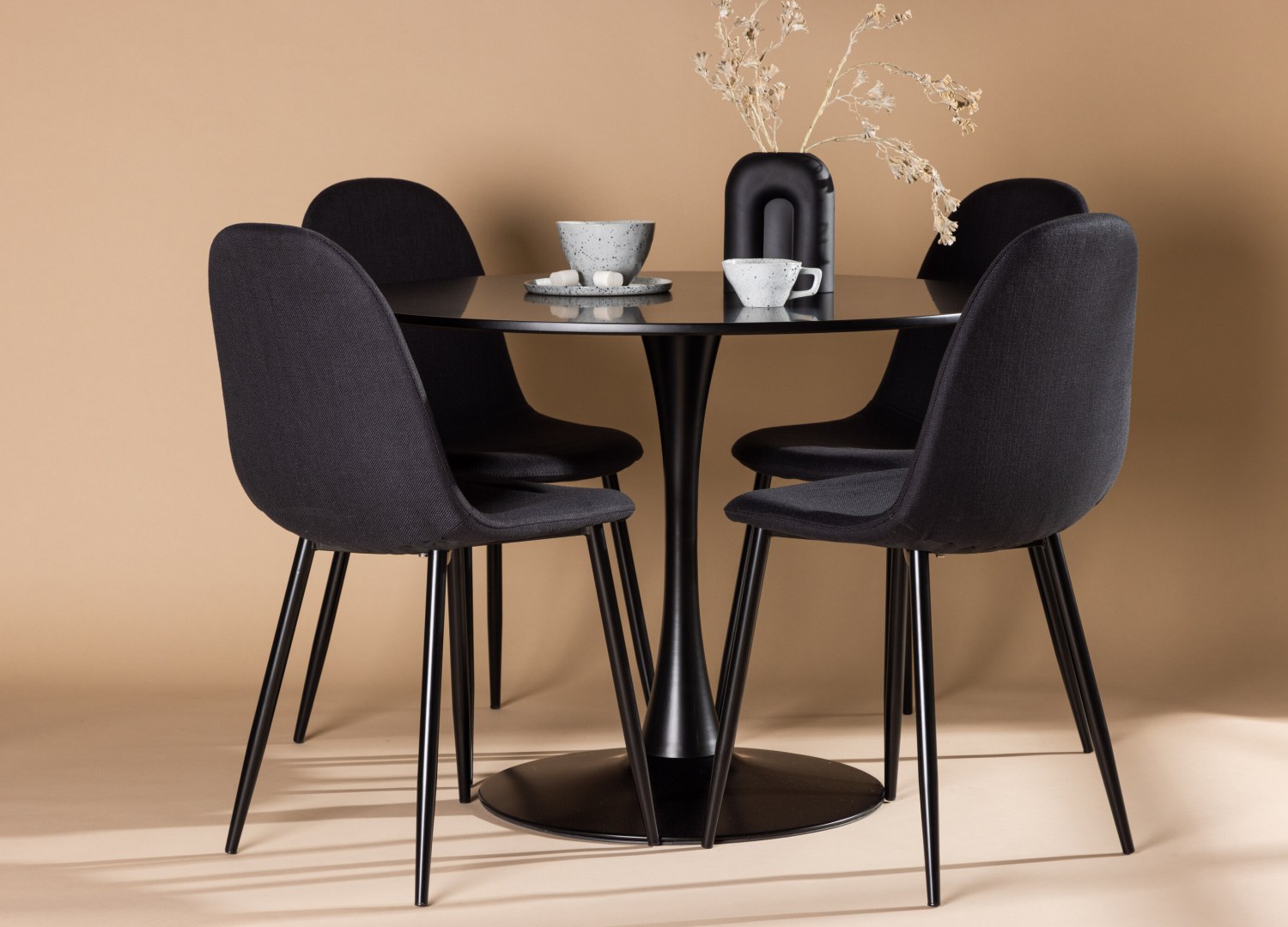 Ensemble table à manger ronde Glade avec 4 chaises Polar dans une salle à manger