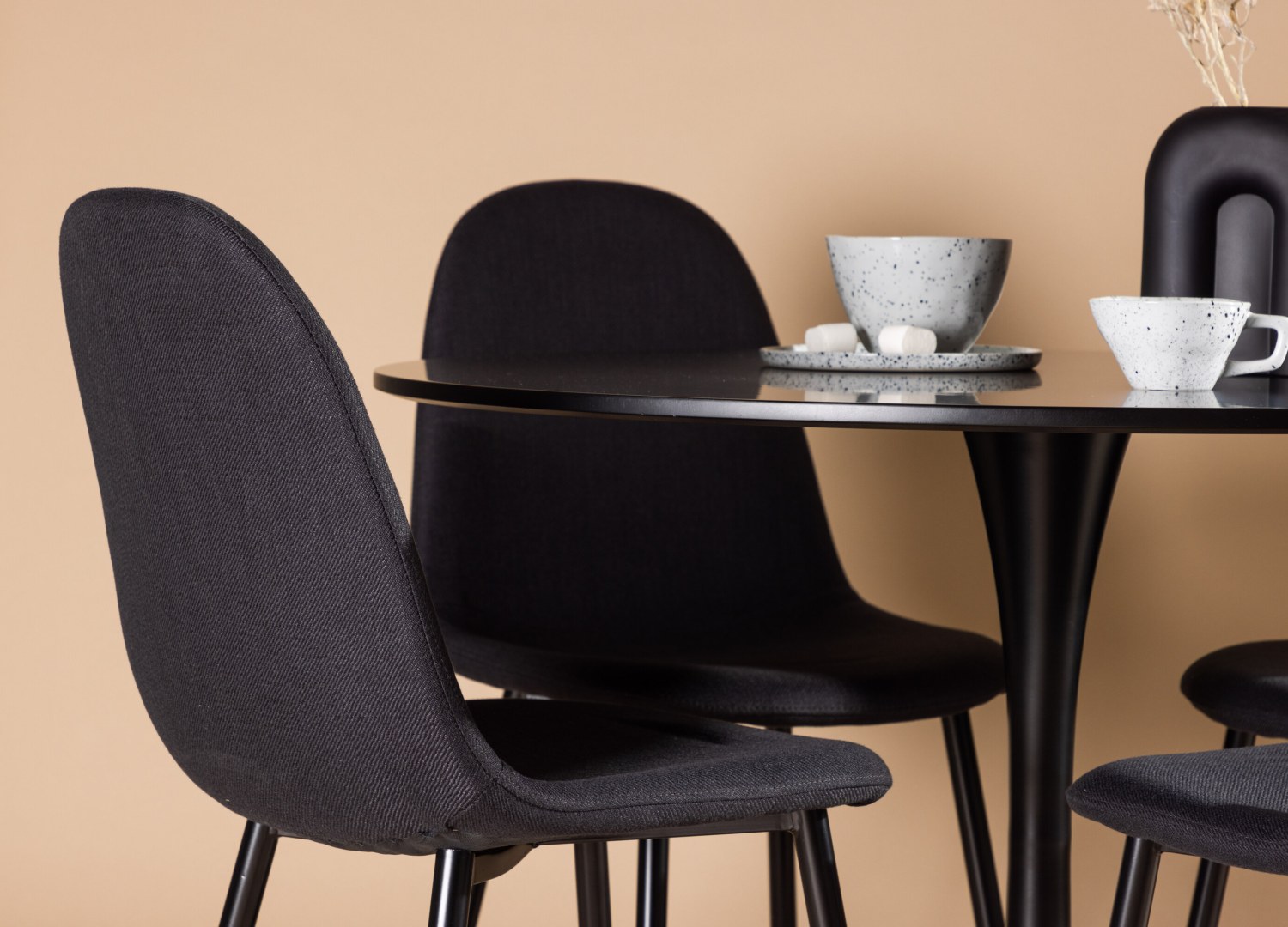 Table ronde Glade et 4 chaises Polar présentées dans un intérieur contemporain