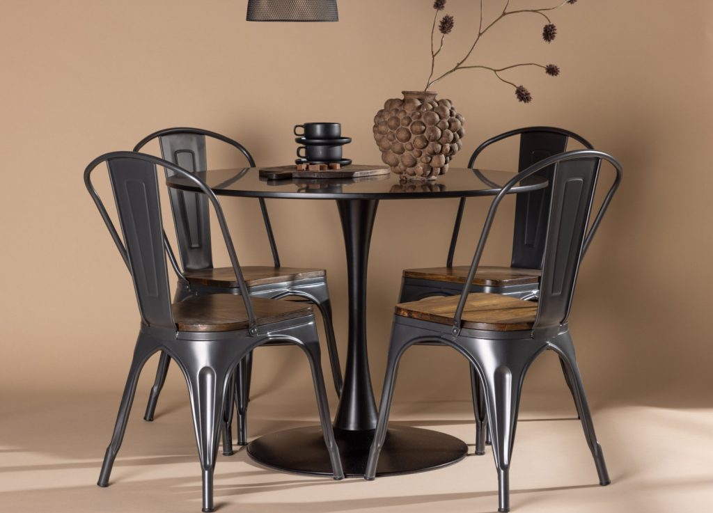 Ensemble table à manger ronde Glade avec 4 chaises Tempe dans une salle à manger