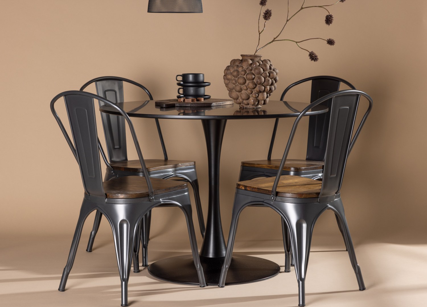 Ensemble table à manger ronde Glade avec 4 chaises Tempe dans une salle à manger
