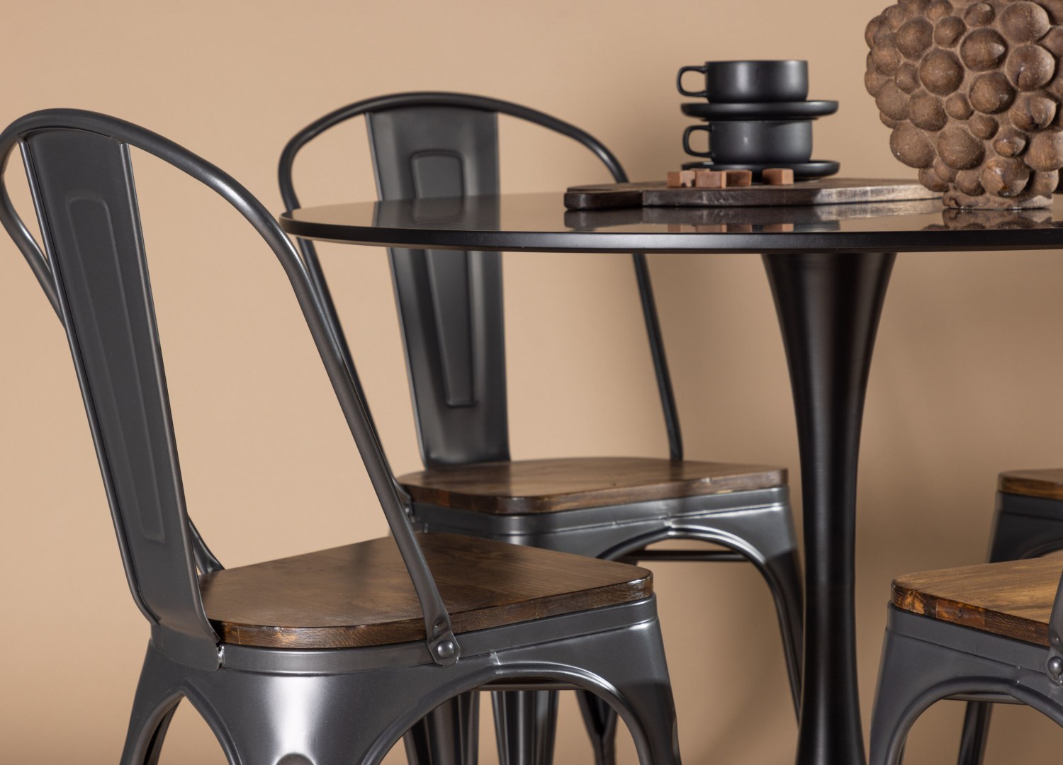 Table ronde Glade et 4 chaises Tempe présentées dans un intérieur contemporain