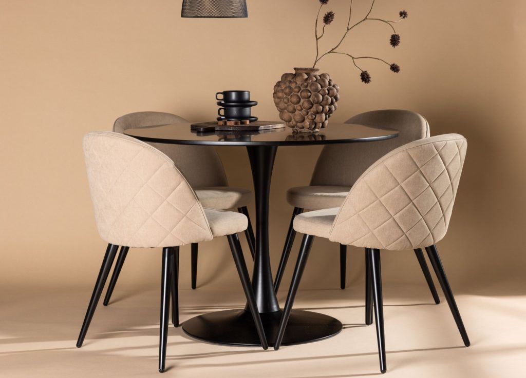 Ensemble table à manger ronde Glade avec 4 chaises Velvet dans une salle à manger