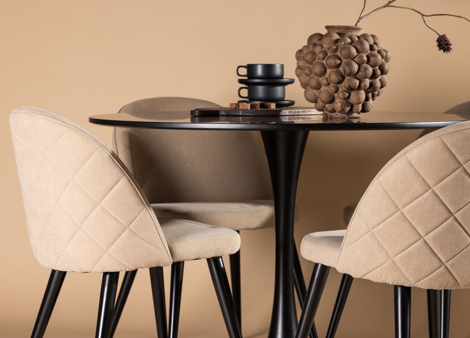 Table ronde Glade et 4 chaises Velvet présentées dans un intérieur contemporain