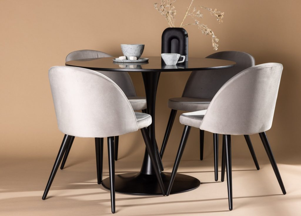 Ensemble table à manger ronde Glade avec 4 chaises Velvet dans une salle à manger