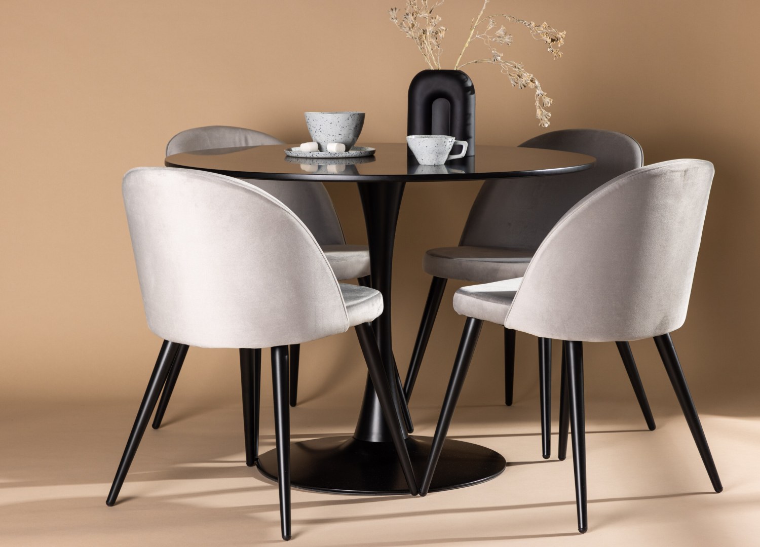 Ensemble table à manger ronde Glade avec 4 chaises Velvet dans une salle à manger