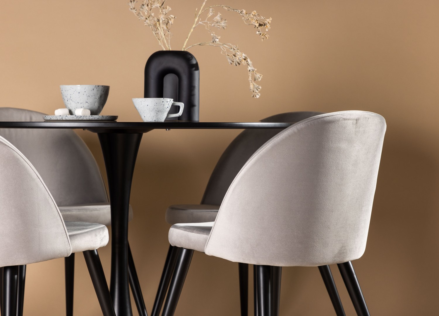 Table ronde Glade et 4 chaises Velvet présentées dans un intérieur contemporain