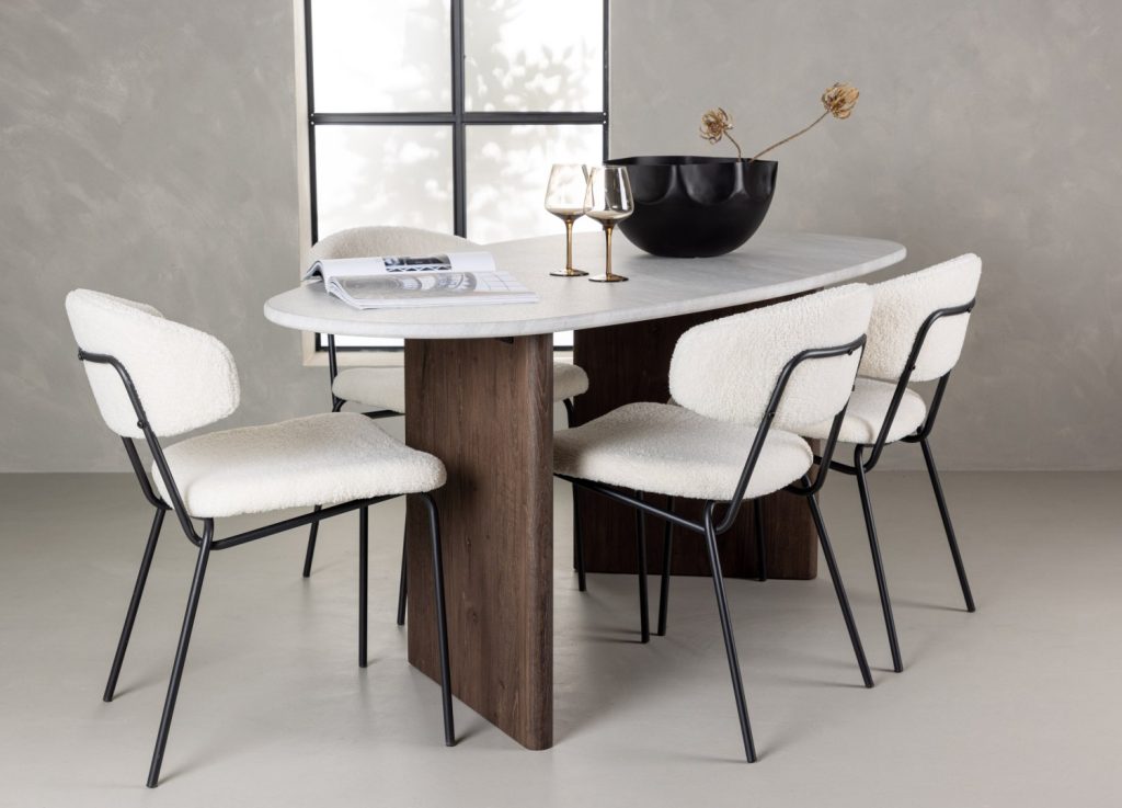 Ensemble table à manger ovale Grönvik avec 4 chaises Chico dans une salle à manger