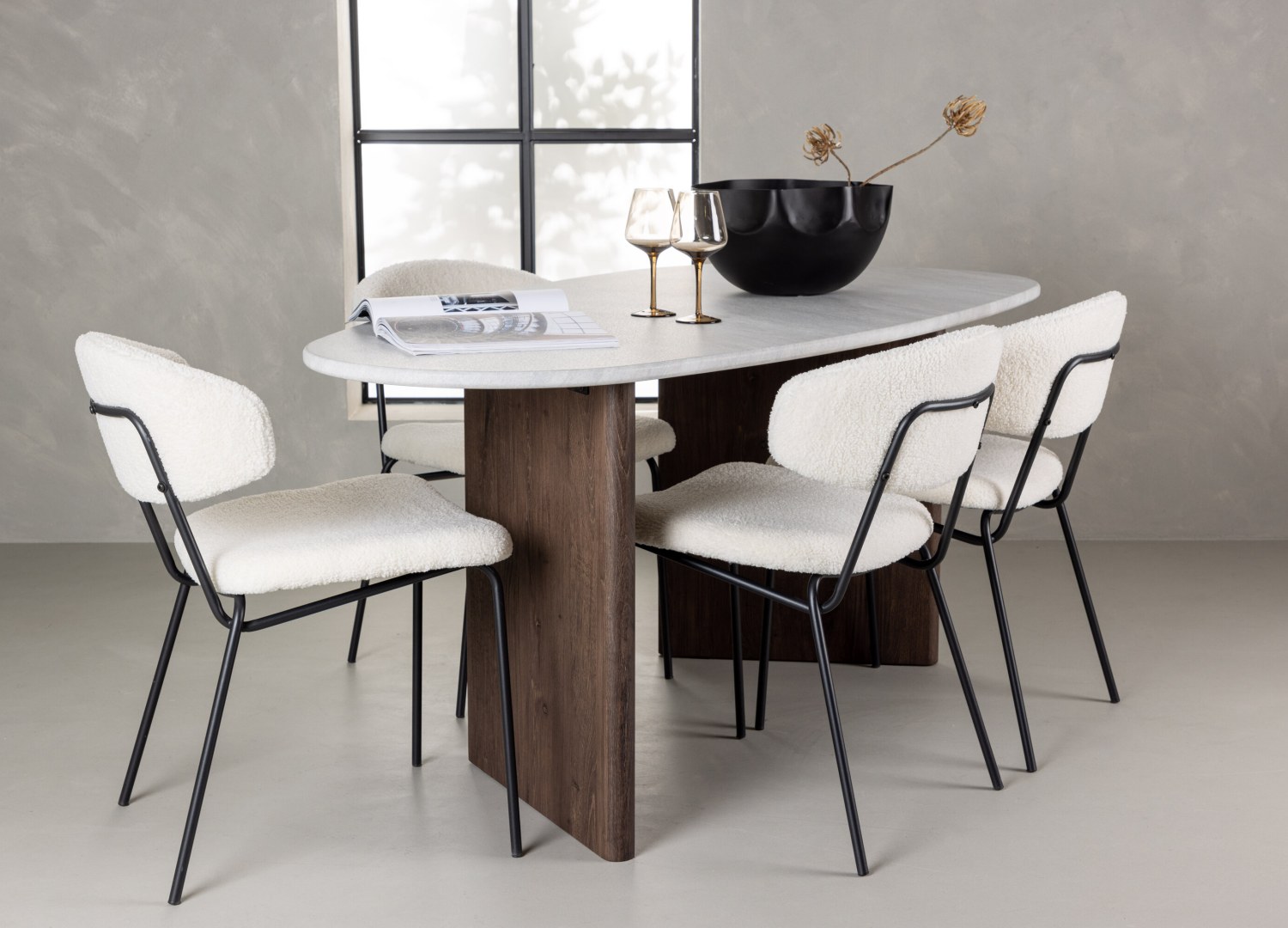 Ensemble table à manger ovale Grönvik avec 4 chaises Chico dans une salle à manger