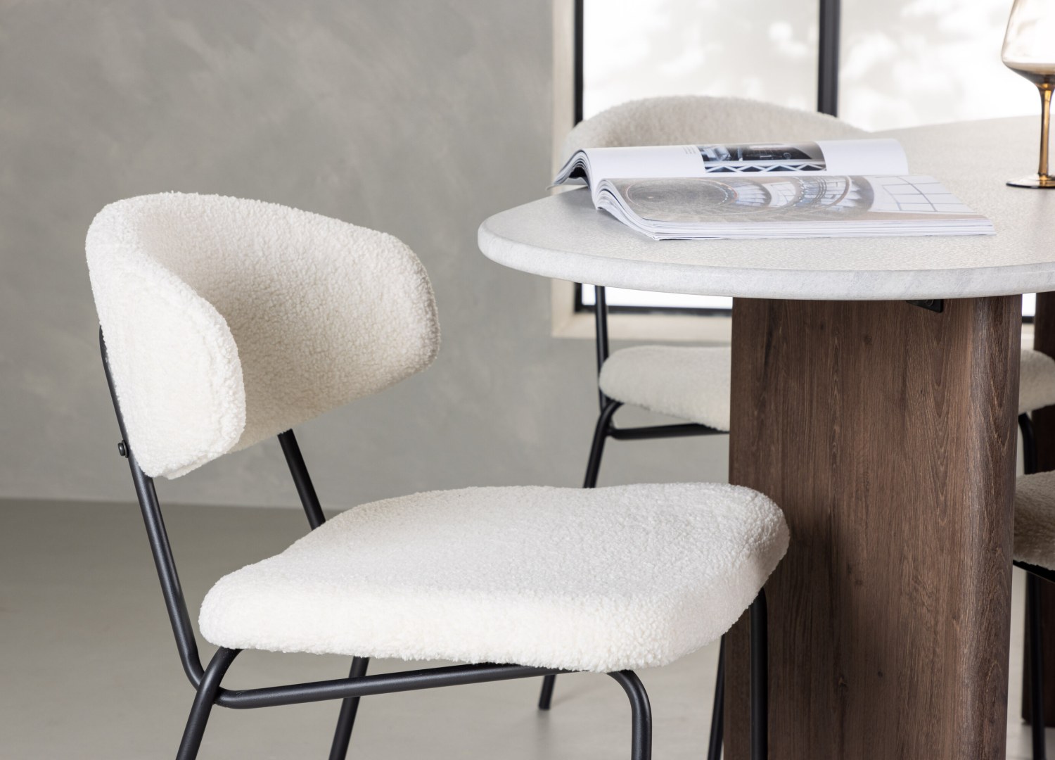 Table ovale Grönvik et 4 chaises Chico présentées dans un intérieur contemporain