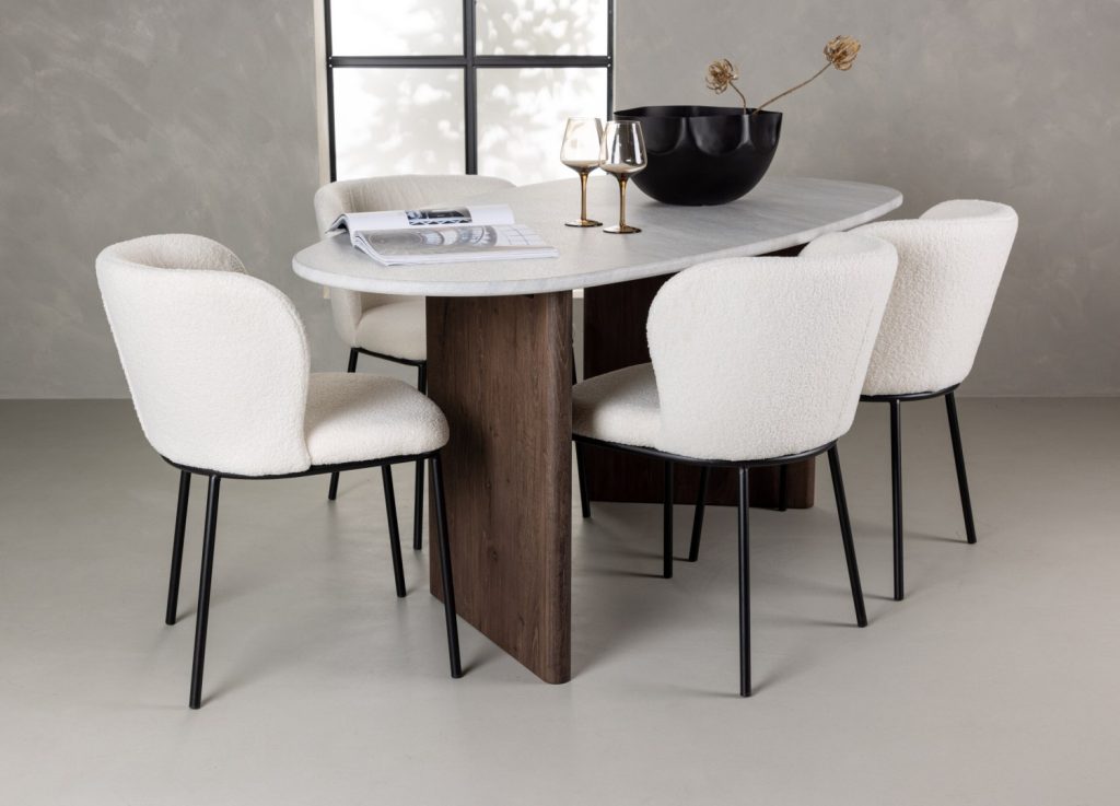 Ensemble table à manger ovale Grönvik avec 4 chaises Edina dans une salle à manger