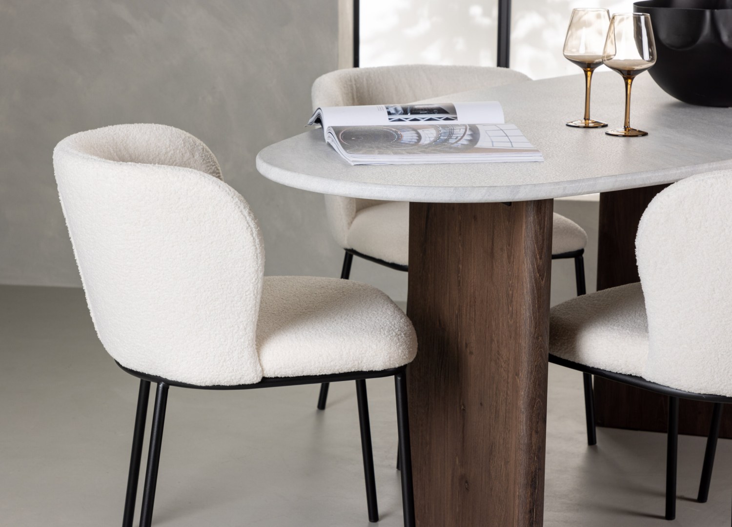 Table ovale Grönvik et 4 chaises Edina présentées dans un intérieur contemporain