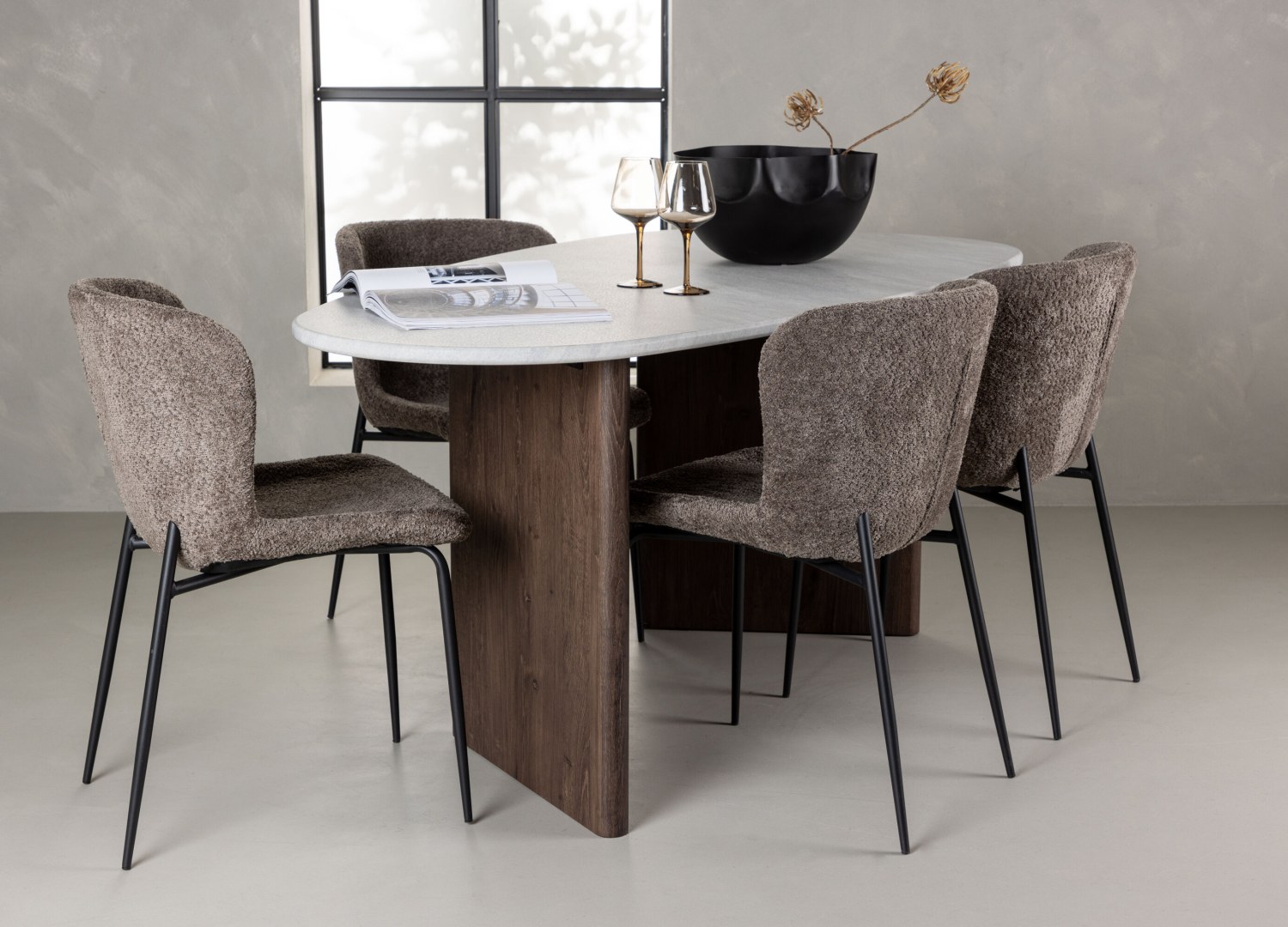 Ensemble table à manger ovale Grönvik avec 4 chaises Modesto dans une salle à manger