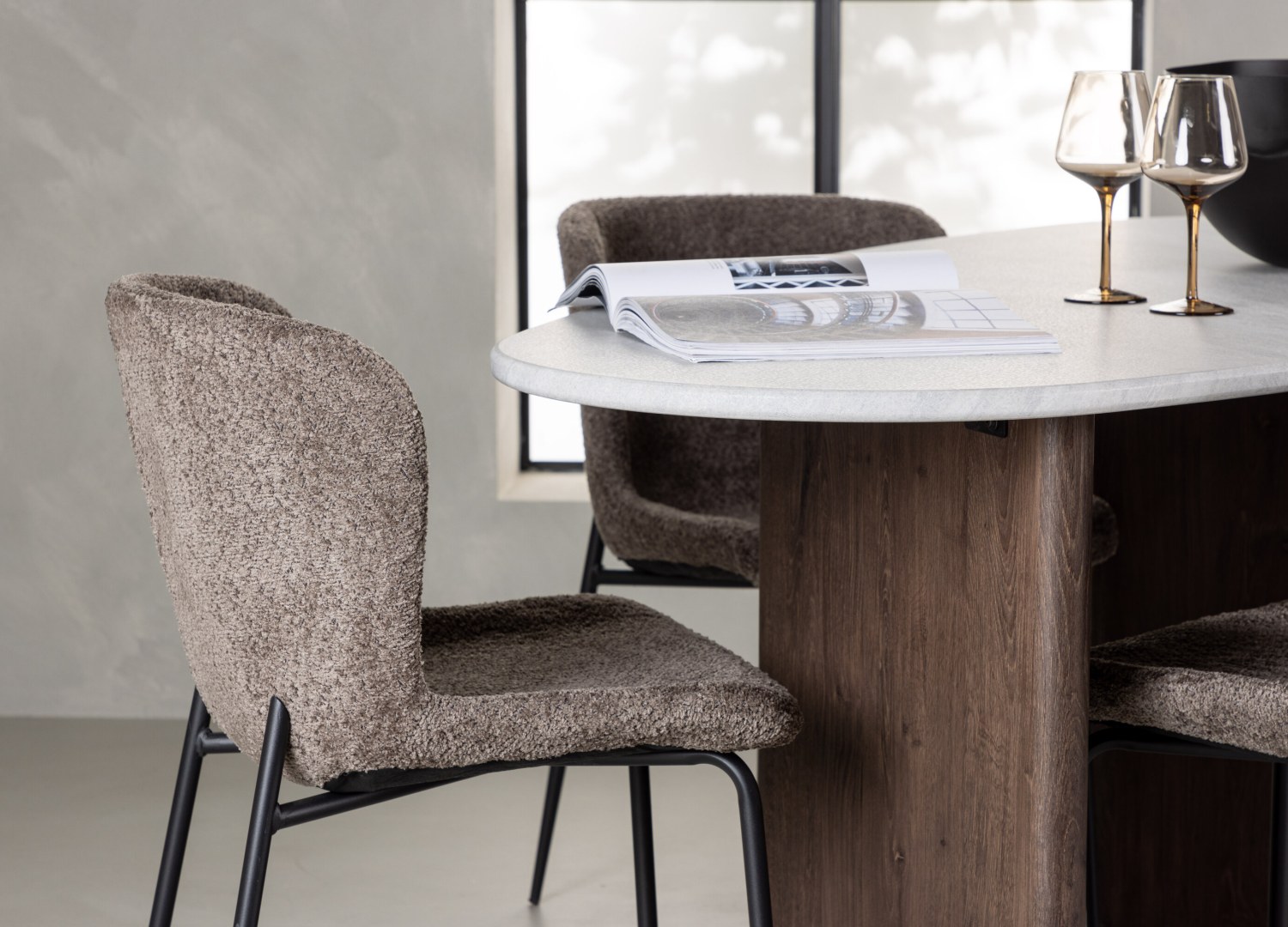 Table ovale Grönvik et 4 chaises Modesto présentées dans un intérieur contemporain