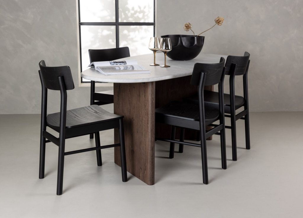 Ensemble table à manger ovale Grönvik avec 4 chaises Montros dans une salle à manger