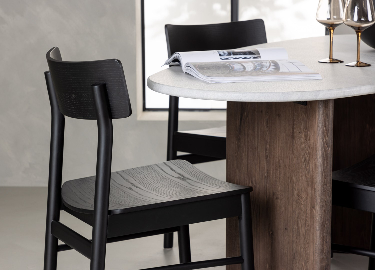Table ovale Grönvik et 4 chaises Montros présentées dans un intérieur contemporain