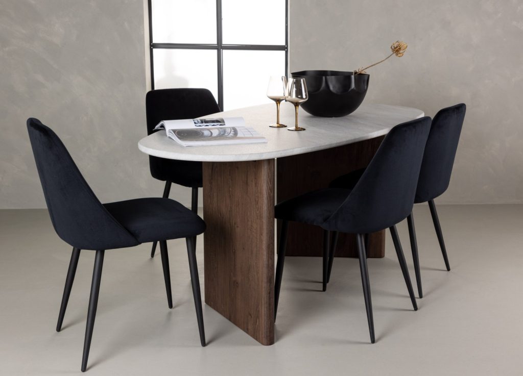 Ensemble table à manger ovale Grönvik avec 4 chaises Night dans une salle à manger