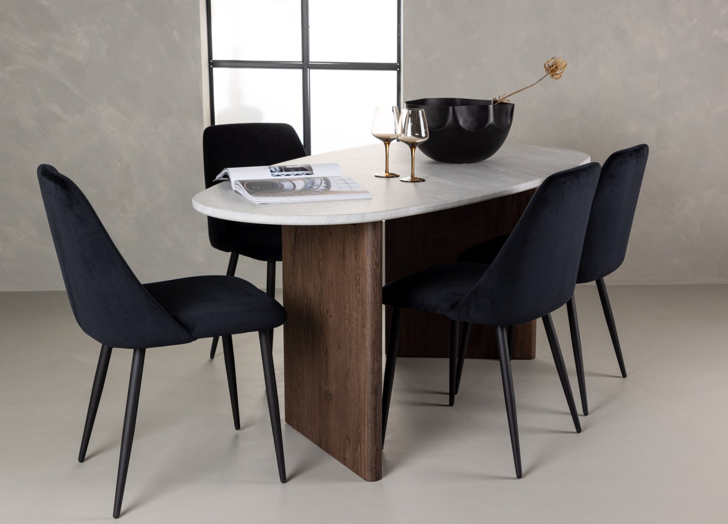 Ensemble table à manger ovale Grönvik avec 4 chaises Night dans une salle à manger