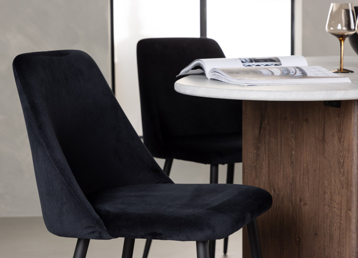 Table ovale Grönvik et 4 chaises Night présentées dans un intérieur contemporain