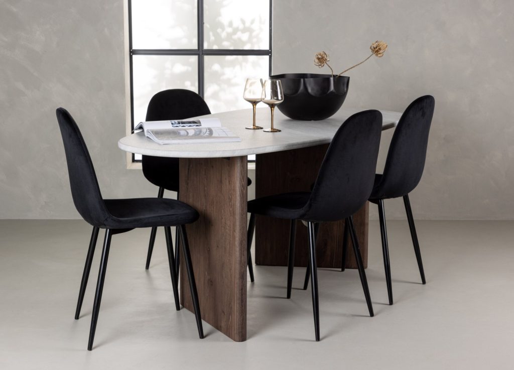 Ensemble table à manger ovale Grönvik avec 4 chaises Polar dans une salle à manger