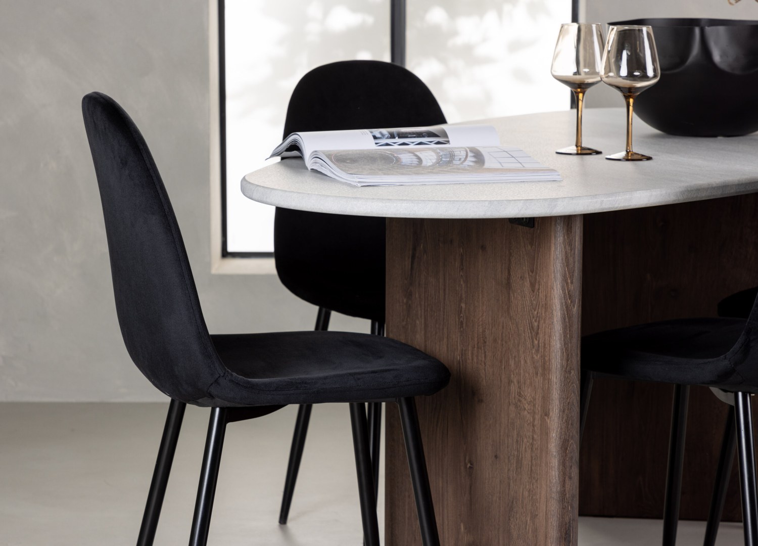 Table ovale Grönvik et 4 chaises Polar présentées dans un intérieur contemporain