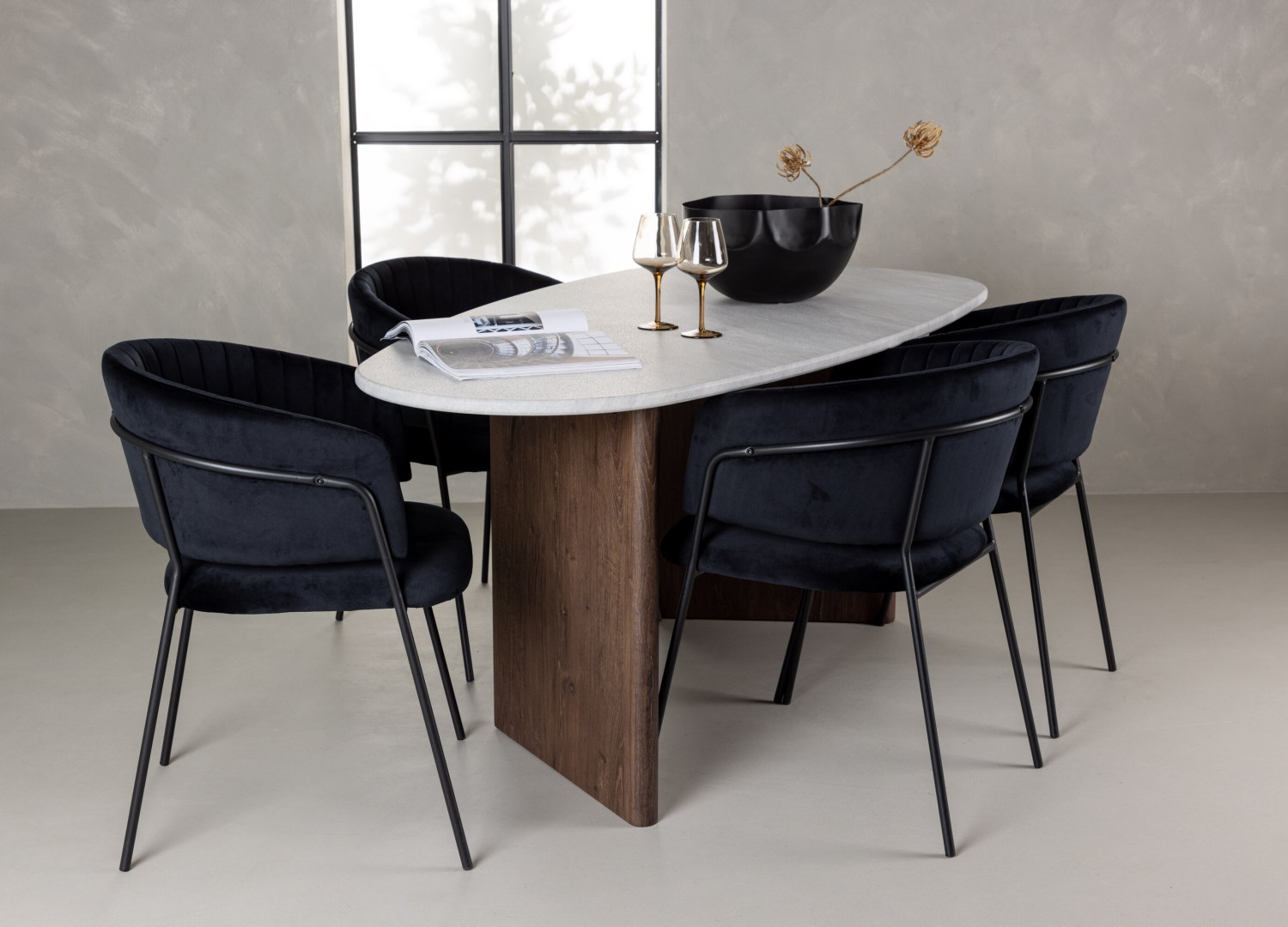 Ensemble table à manger ovale Grönvik avec 4 chaises Selma dans une salle à manger