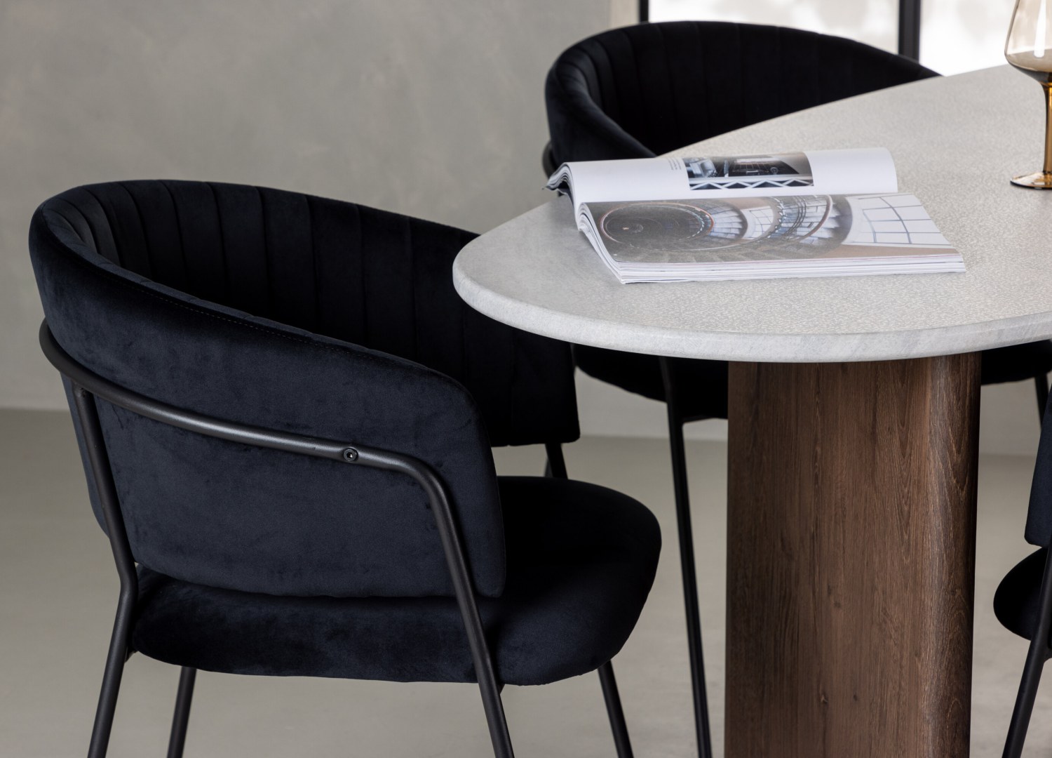 Table ovale Grönvik et 4 chaises Selma présentées dans un intérieur contemporain