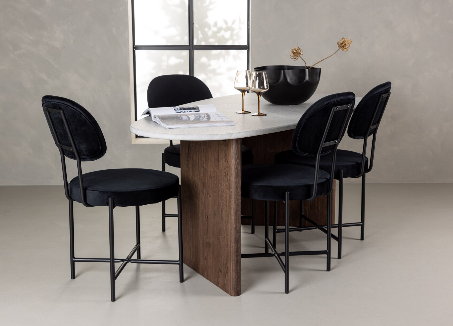 Ensemble table à manger ovale Grönvik avec 4 chaises Stella dans une salle à manger
