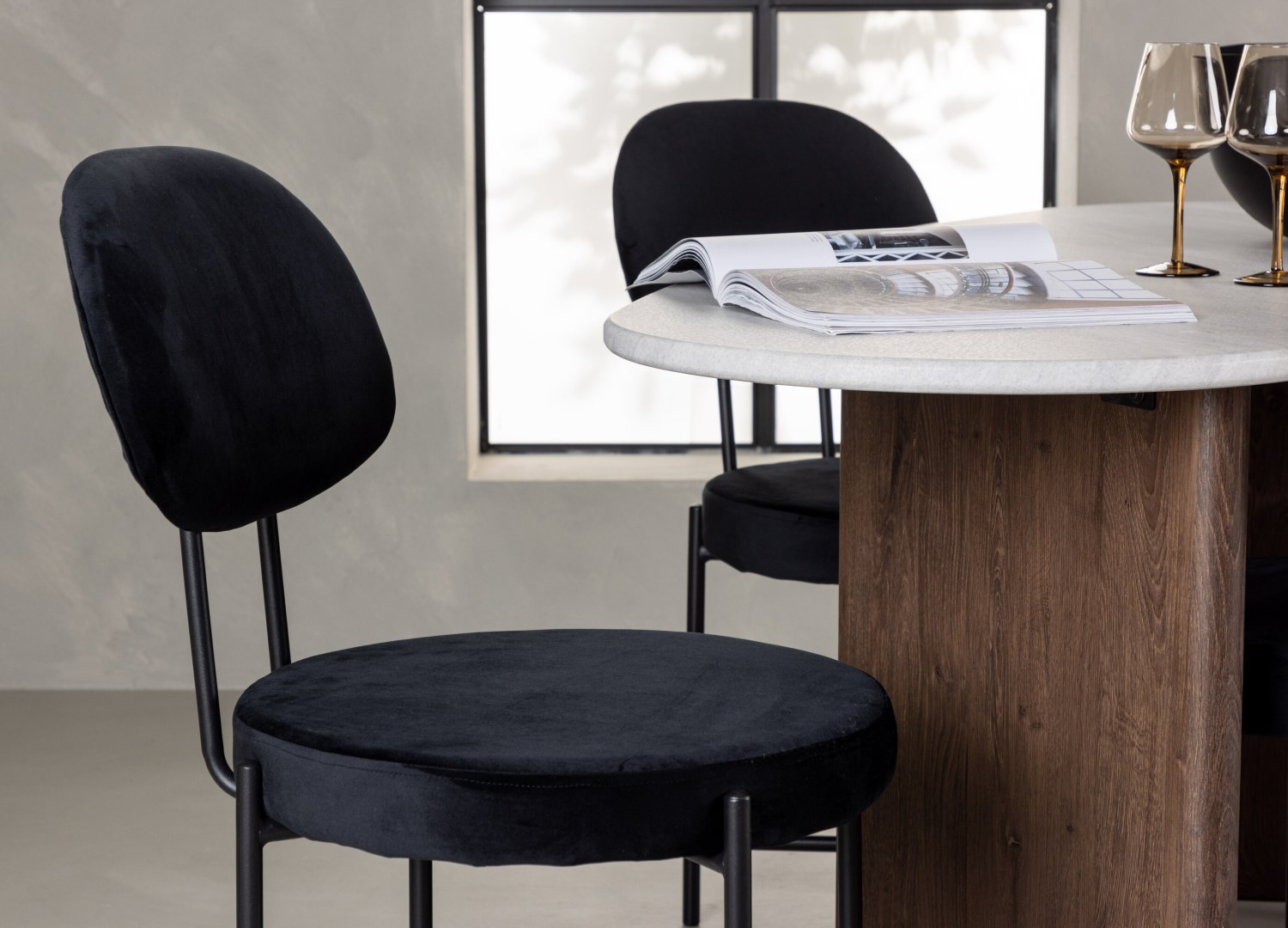 Table ovale Grönvik et 4 chaises Stella présentées dans un intérieur contemporain