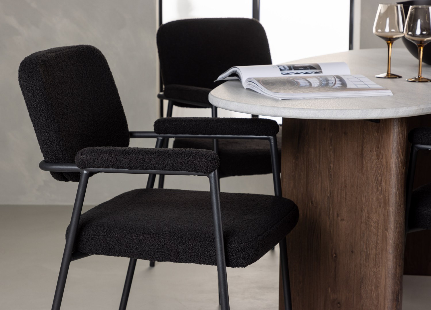 Table ovale Grönvik et 4 chaises Yesterday présentées dans un intérieur contemporain