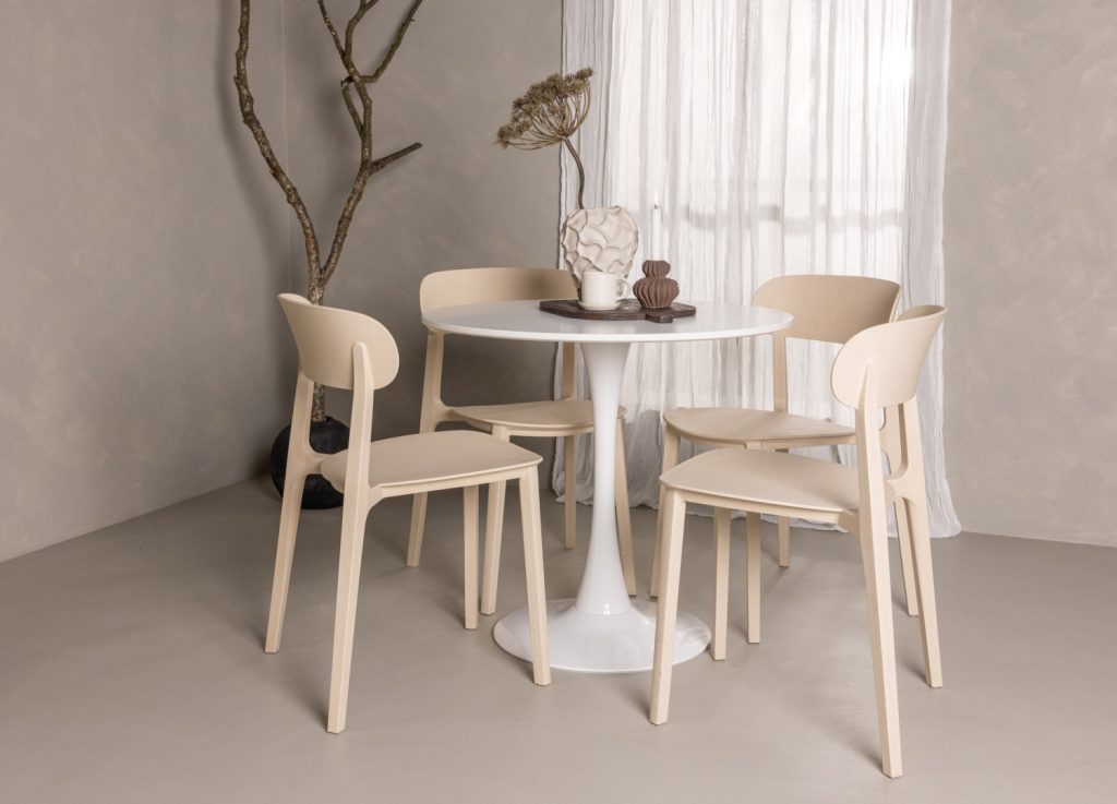 Ensemble table à manger ronde Hamden avec 4 chaises Åstol dans une salle à manger