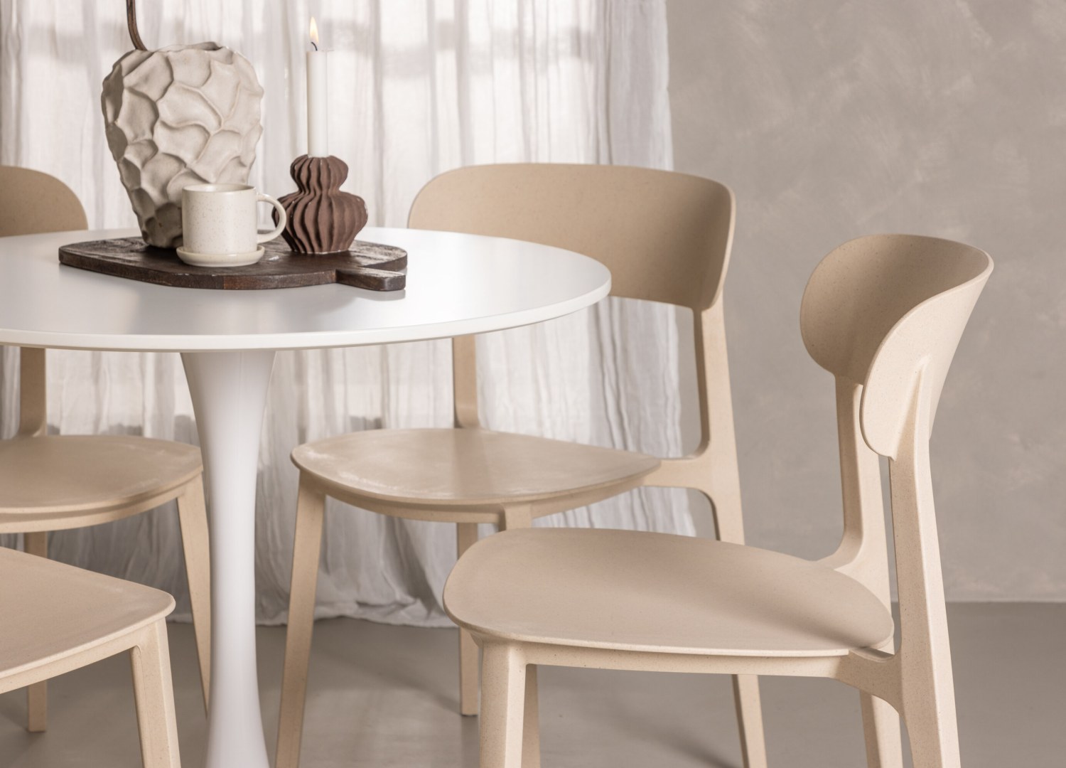 Table ronde Hamden et 4 chaises Åstol présentées dans un intérieur contemporain