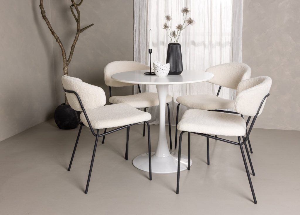 Ensemble table à manger ronde Hamden avec 4 chaises Chico dans une salle à manger