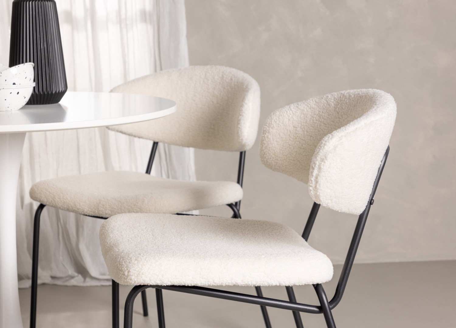 Table ronde Hamden et 4 chaises Chico présentées dans un intérieur contemporain