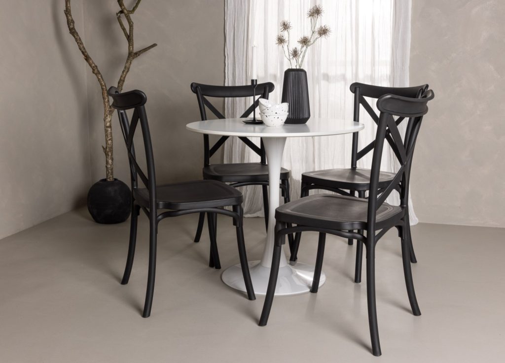 Ensemble table à manger ronde Hamden avec 4 chaises Crosett dans une salle à manger