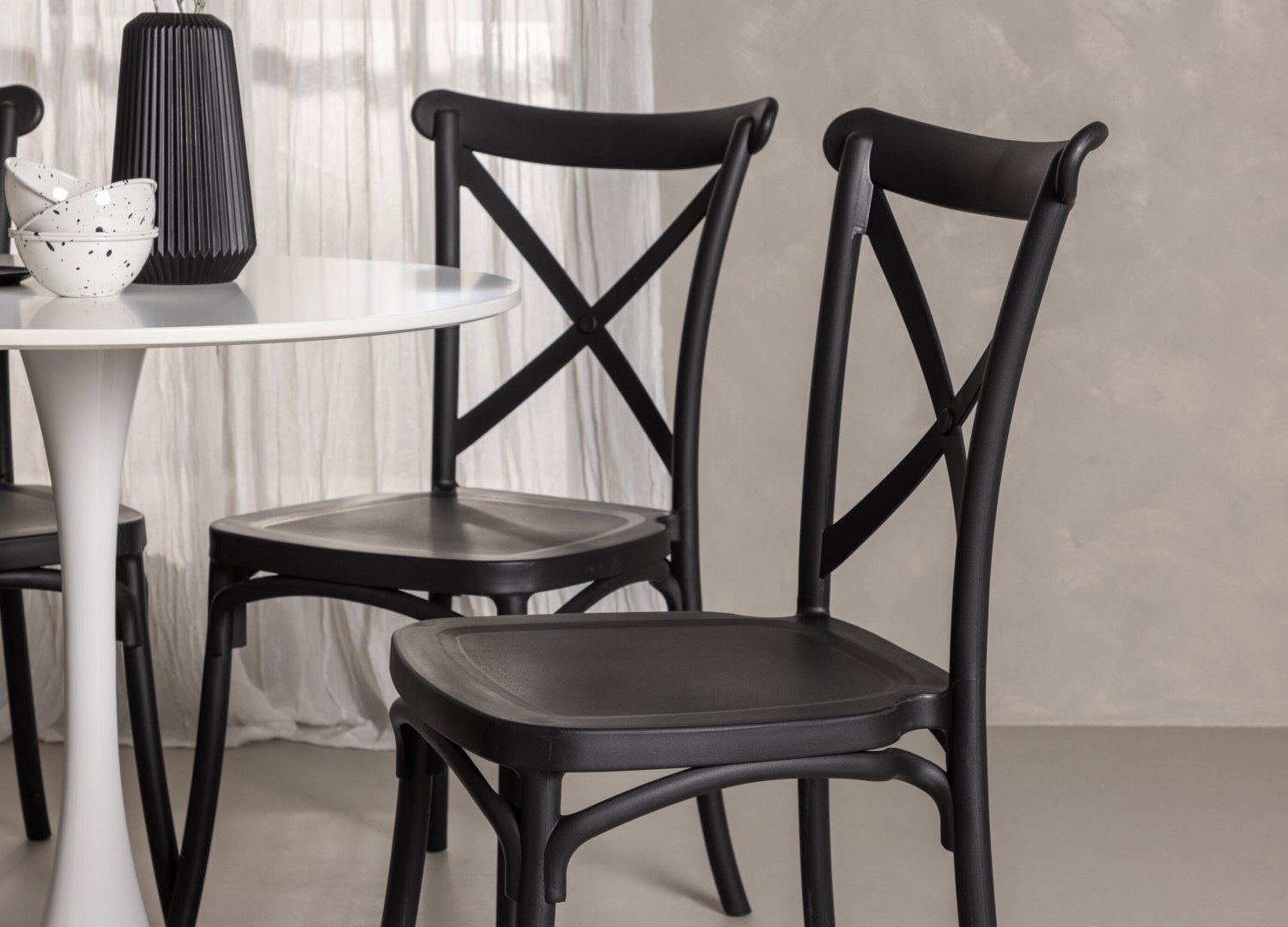 Table ronde Hamden et 4 chaises Crosett présentées dans un intérieur contemporain